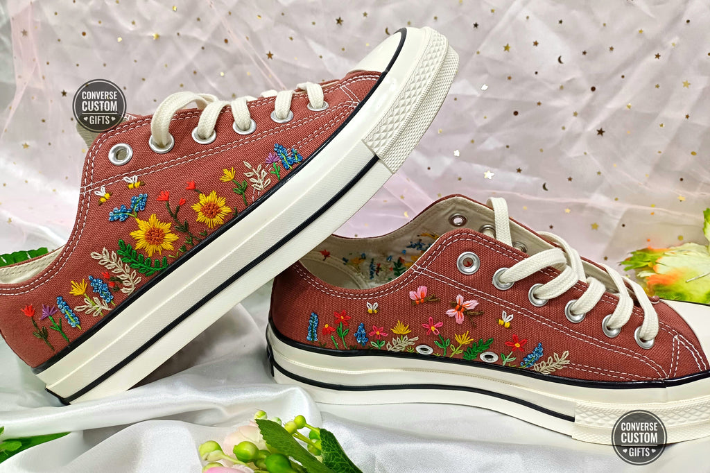  Converse Low-Top embroidered with flowers and bees 