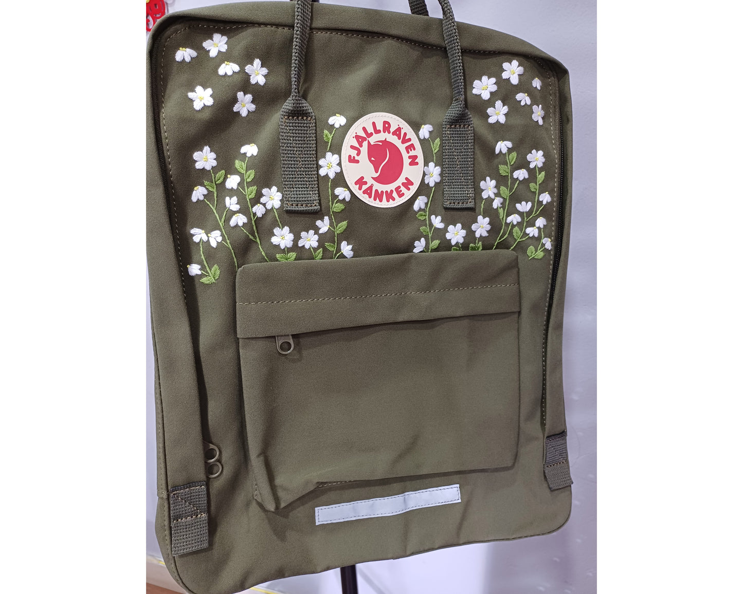 Fjallraven Kanken Backpack with White Daisy Embroidery  - Personalized Embroidered Backpack - Custom Bag for Women