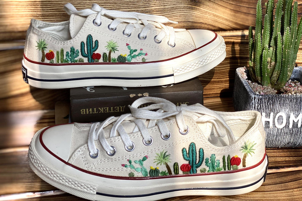  Low-top Converse shoes embroidered with a custom cactus flower design/Embroidered cactus desig 