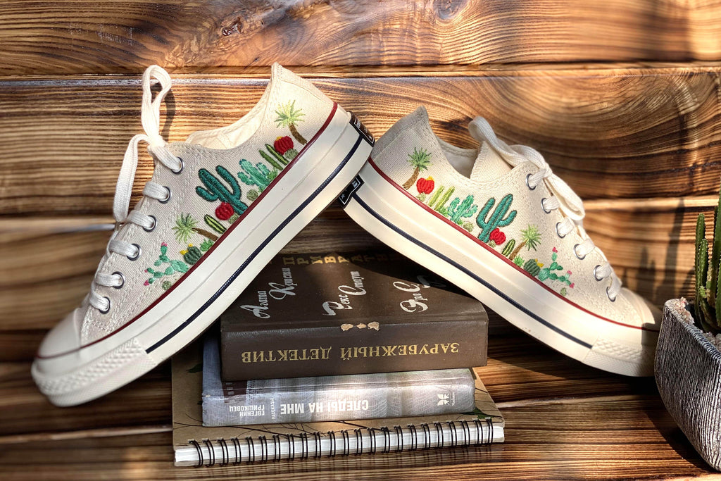  Low-top Converse shoes embroidered with a custom cactus flower design/Embroidered cactus desig 