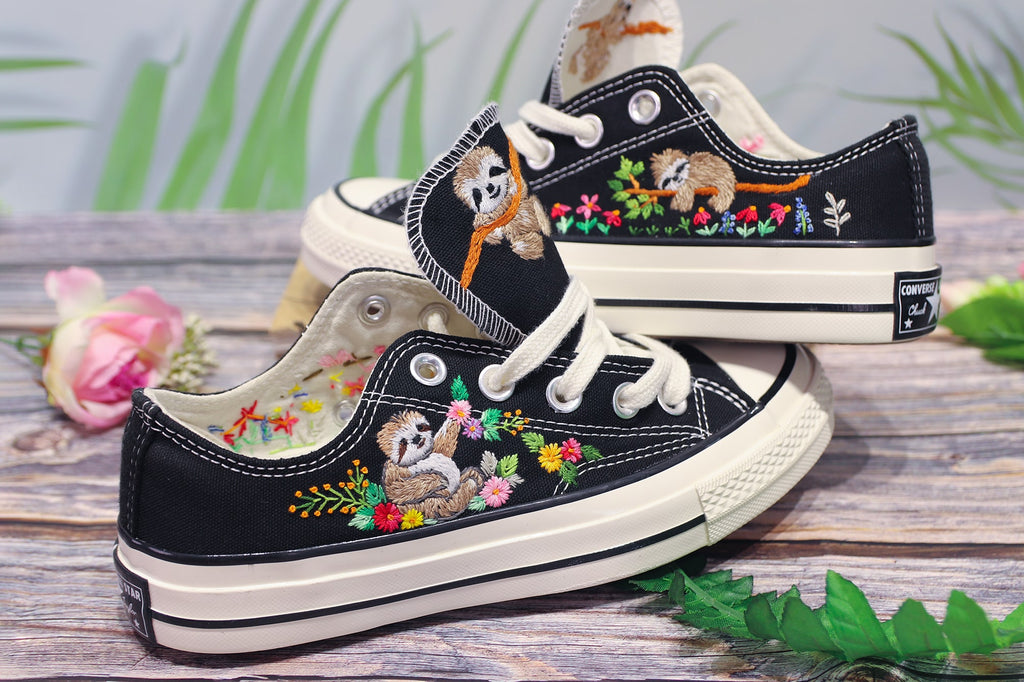  Embroidered sloth on Converse Chuck 70 Low-Top shoes/ Embroidered sloth Converse 