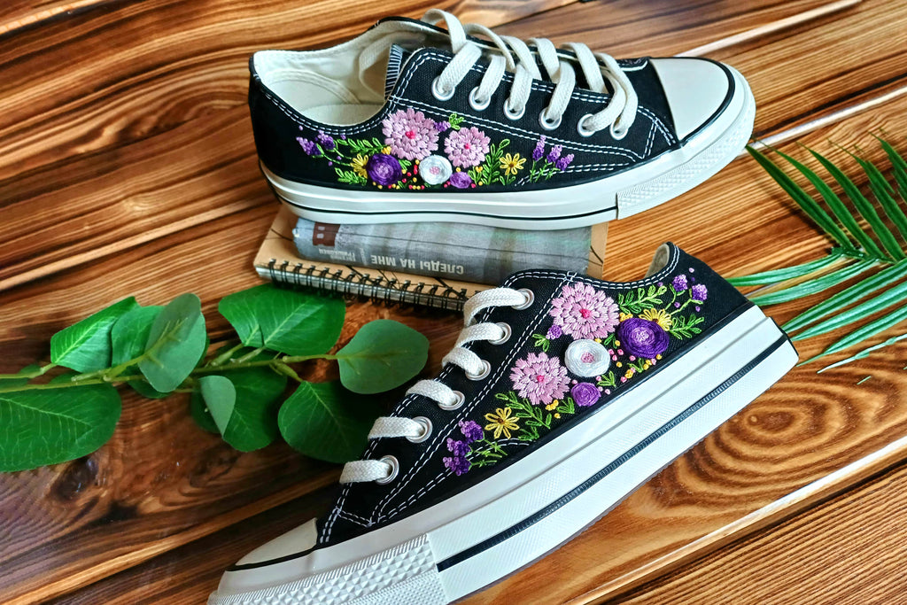  Floral embroidery design on Converse low-top shoes, Converse low-top embroidered 