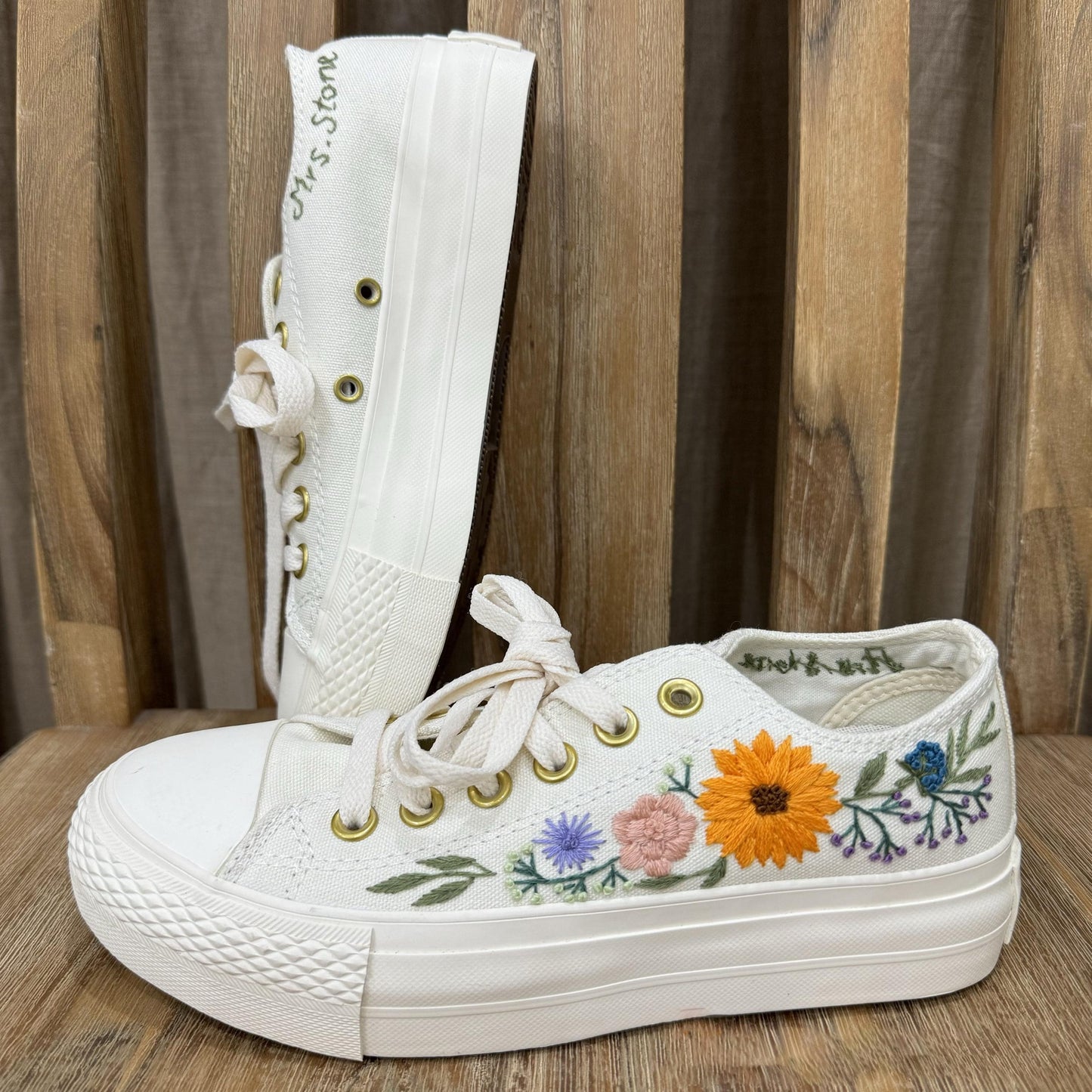 Custom Coverse Platform/ Wedding Flowers Embroidered Converse/ Bridal Flowers Sneakers/ Tana Daisies Flowers Embroidered Sneakers