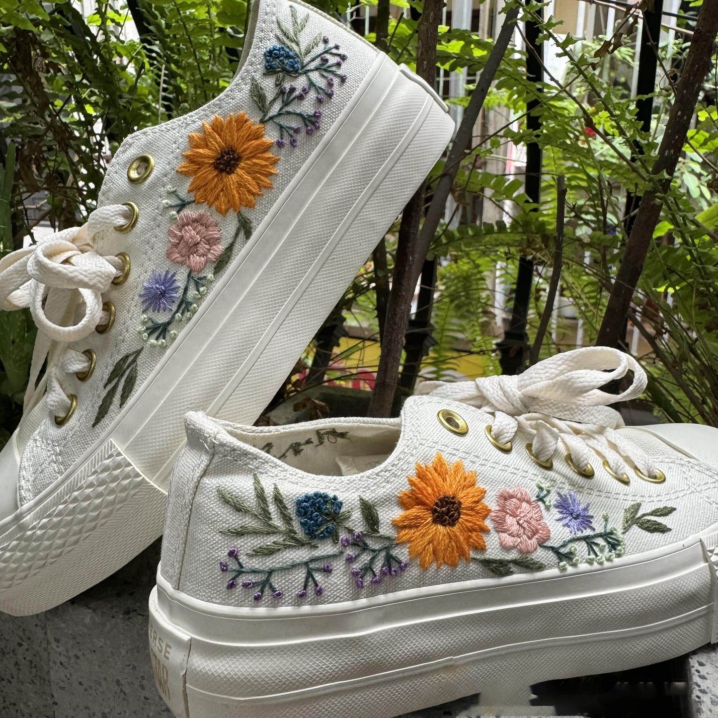 Custom Coverse Platform/ Wedding Flowers Embroidered Converse/ Bridal Flowers Sneakers/ Tana Daisies Flowers Embroidered Sneakers