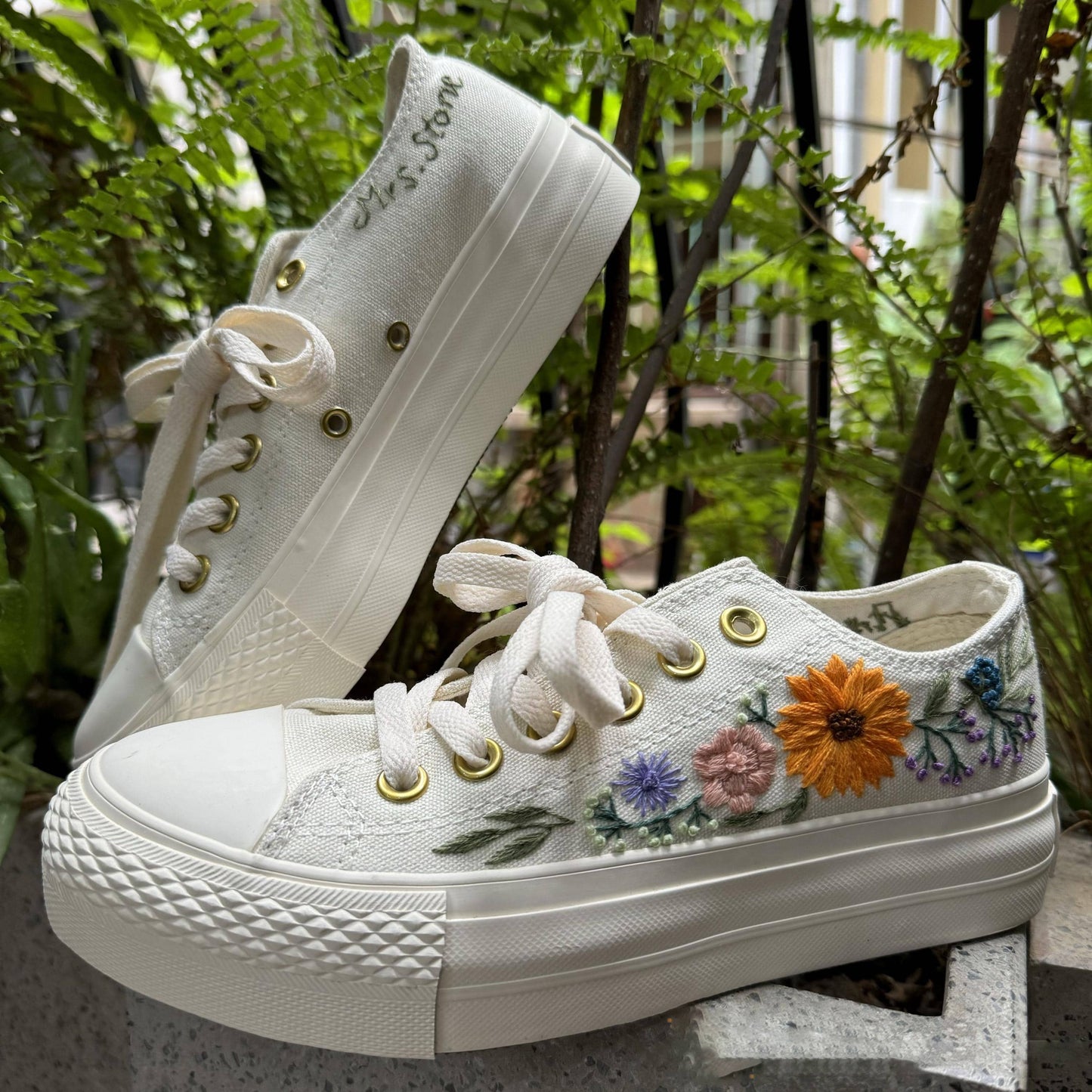 Custom Coverse Platform/ Wedding Flowers Embroidered Converse/ Bridal Flowers Sneakers/ Tana Daisies Flowers Embroidered Sneakers