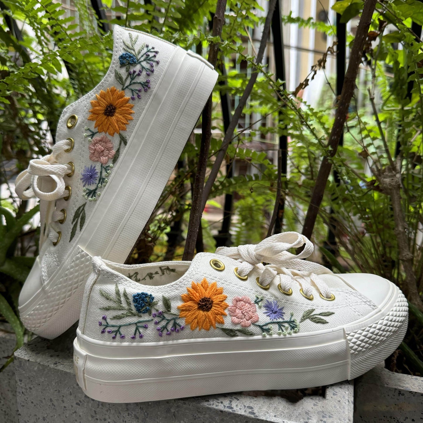 Custom Coverse Platform/ Wedding Flowers Embroidered Converse/ Bridal Flowers Sneakers/ Tana Daisies Flowers Embroidered Sneakers