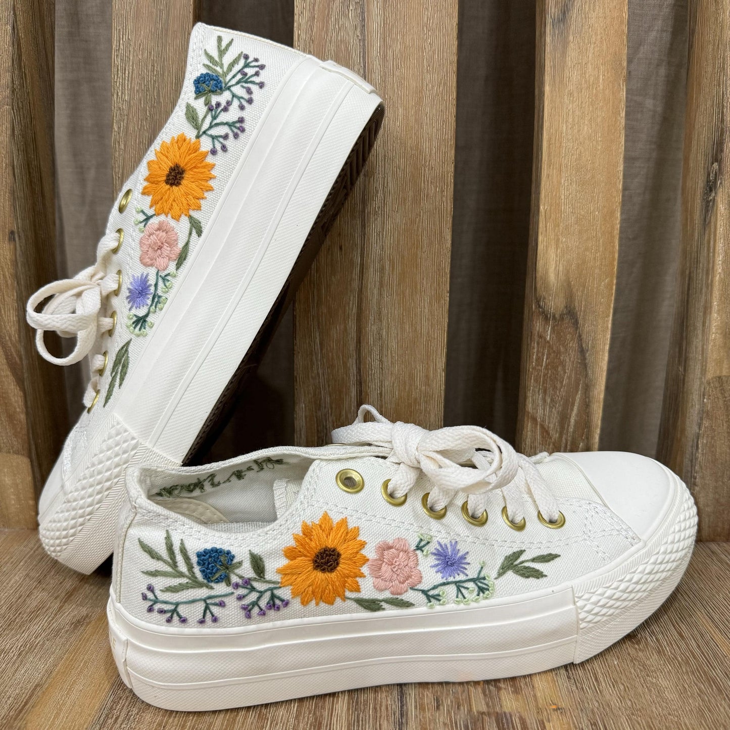 Custom Coverse Platform/ Wedding Flowers Embroidered Converse/ Bridal Flowers Sneakers/ Tana Daisies Flowers Embroidered Sneakers