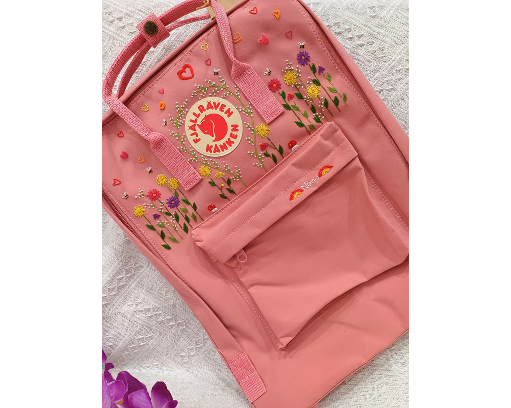  Fjällräven Kånken Backpack with Colorful Daisy and Heart Embroidery - Personalized Embroidered Backpack - Custom Bag for Women 
